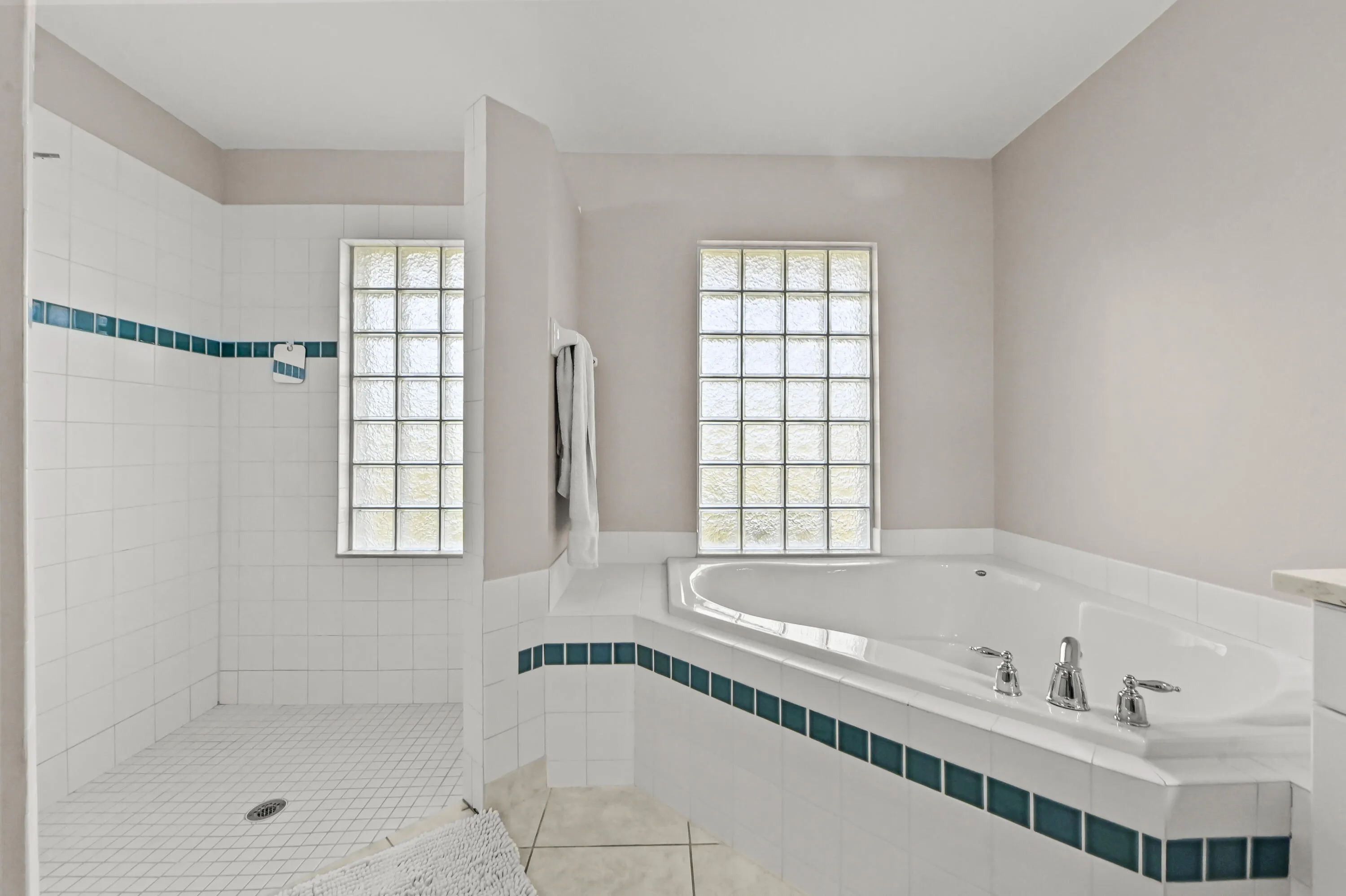 18 Bathroom 02