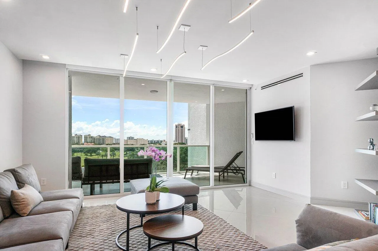 STUNNING GOLF VIEWS!