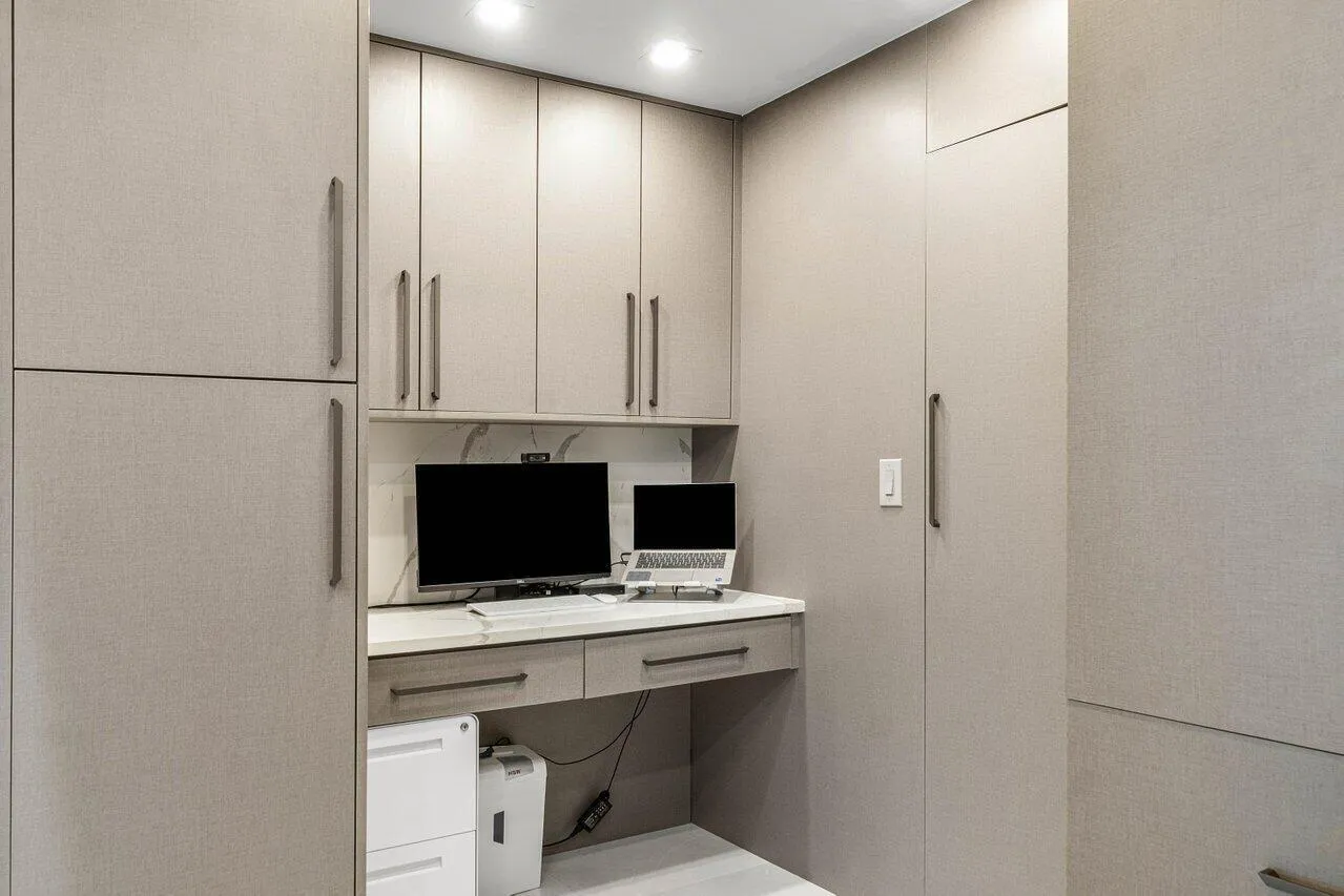 WORKING DESK AND GREAT STORAGE!