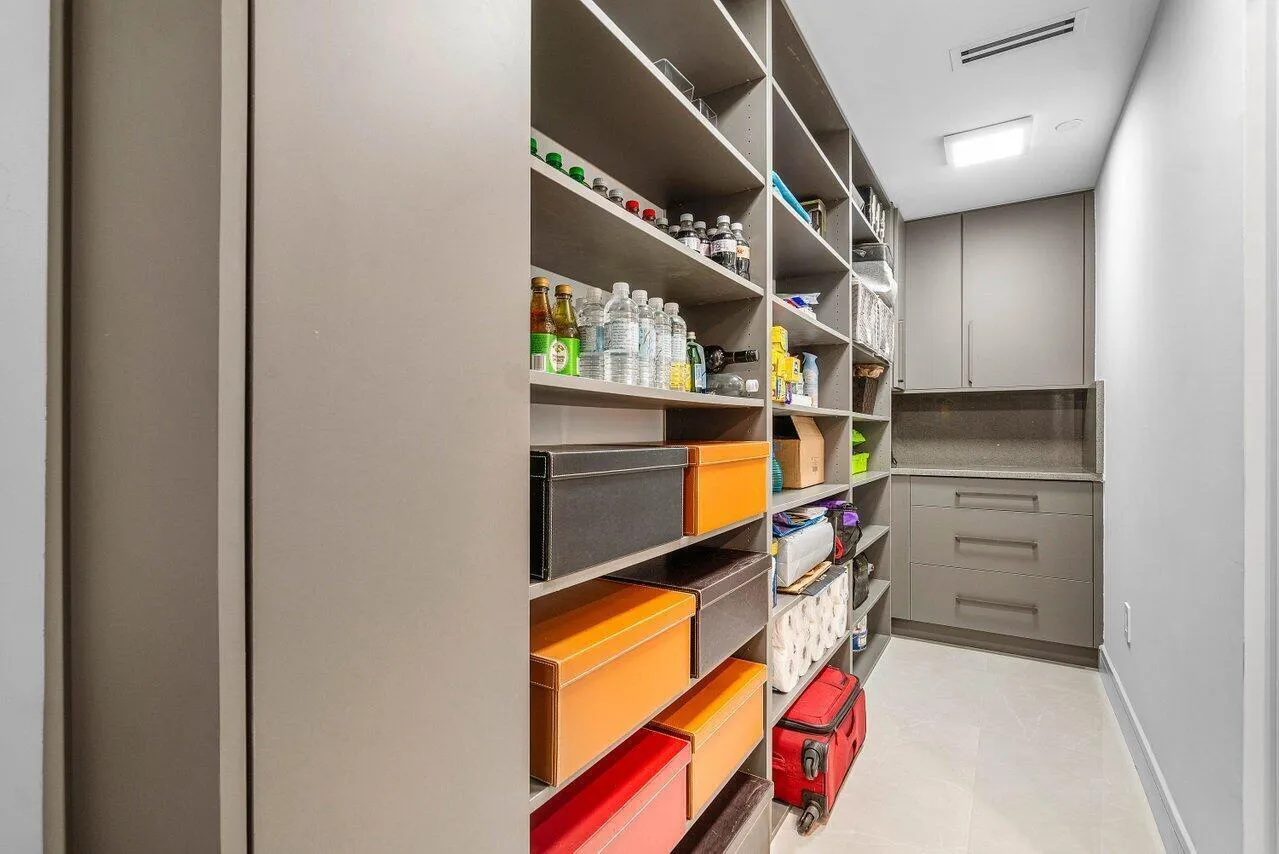 WASHER/DRYER AND TONS OF STORAGE!