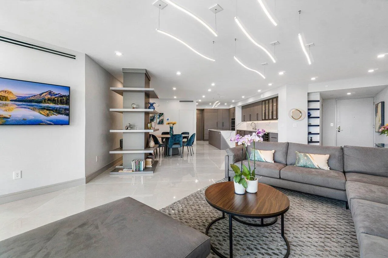 OPEN FLOORPLAN!