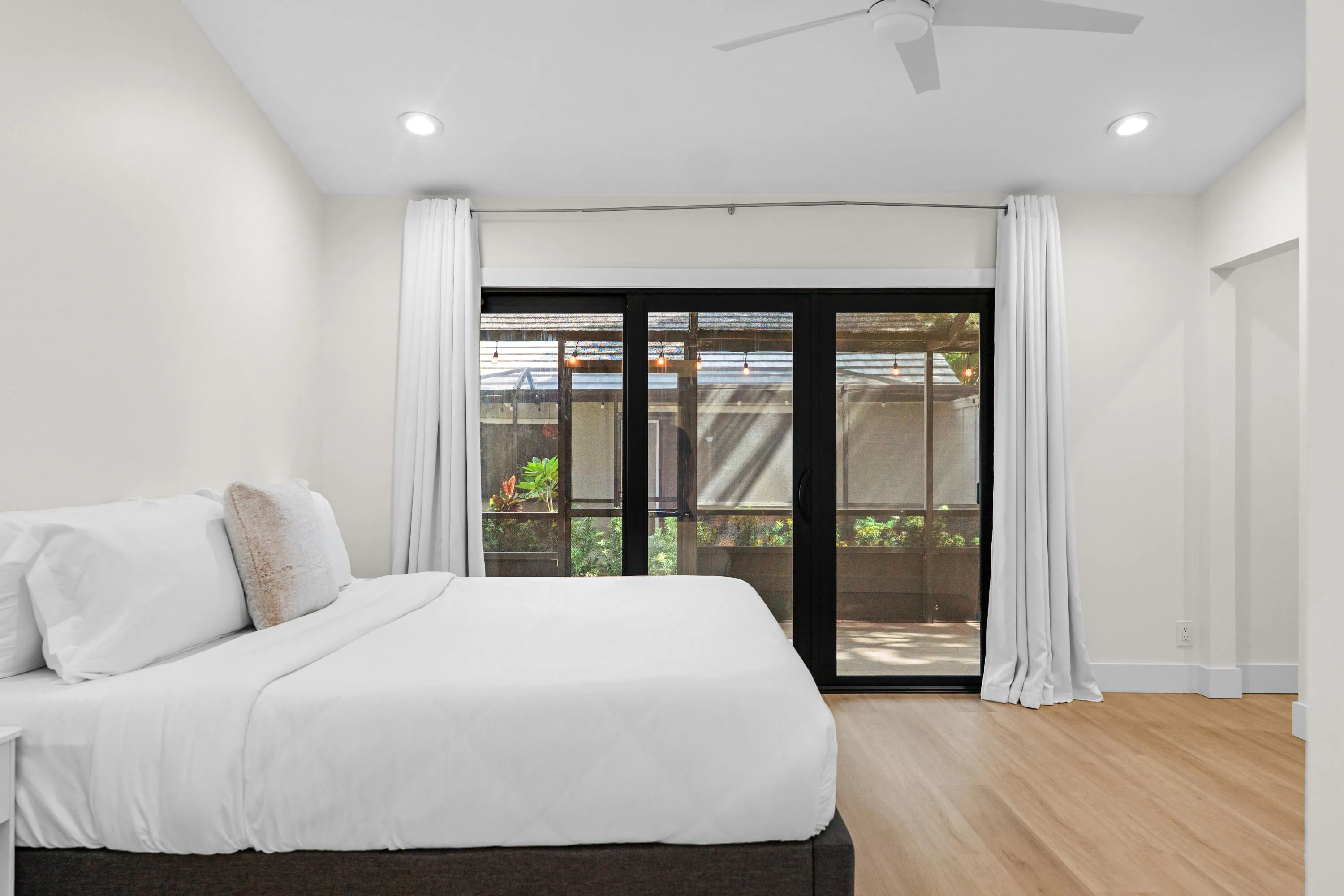 Primary Bedroom (King Bed)