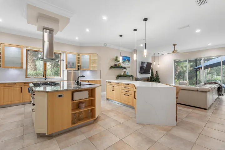 Made for the way people truly live, this chef’s kitchen keeps cooking, conversation and relaxation beautifully connected, with dual islands offering generous space to prep, serve and gather.