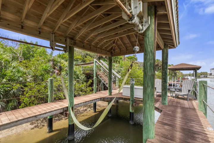 This is where boating days begin—a 10,000-lb boat lift keeps your boat ready when the water is calling and adventure is on the agenda.