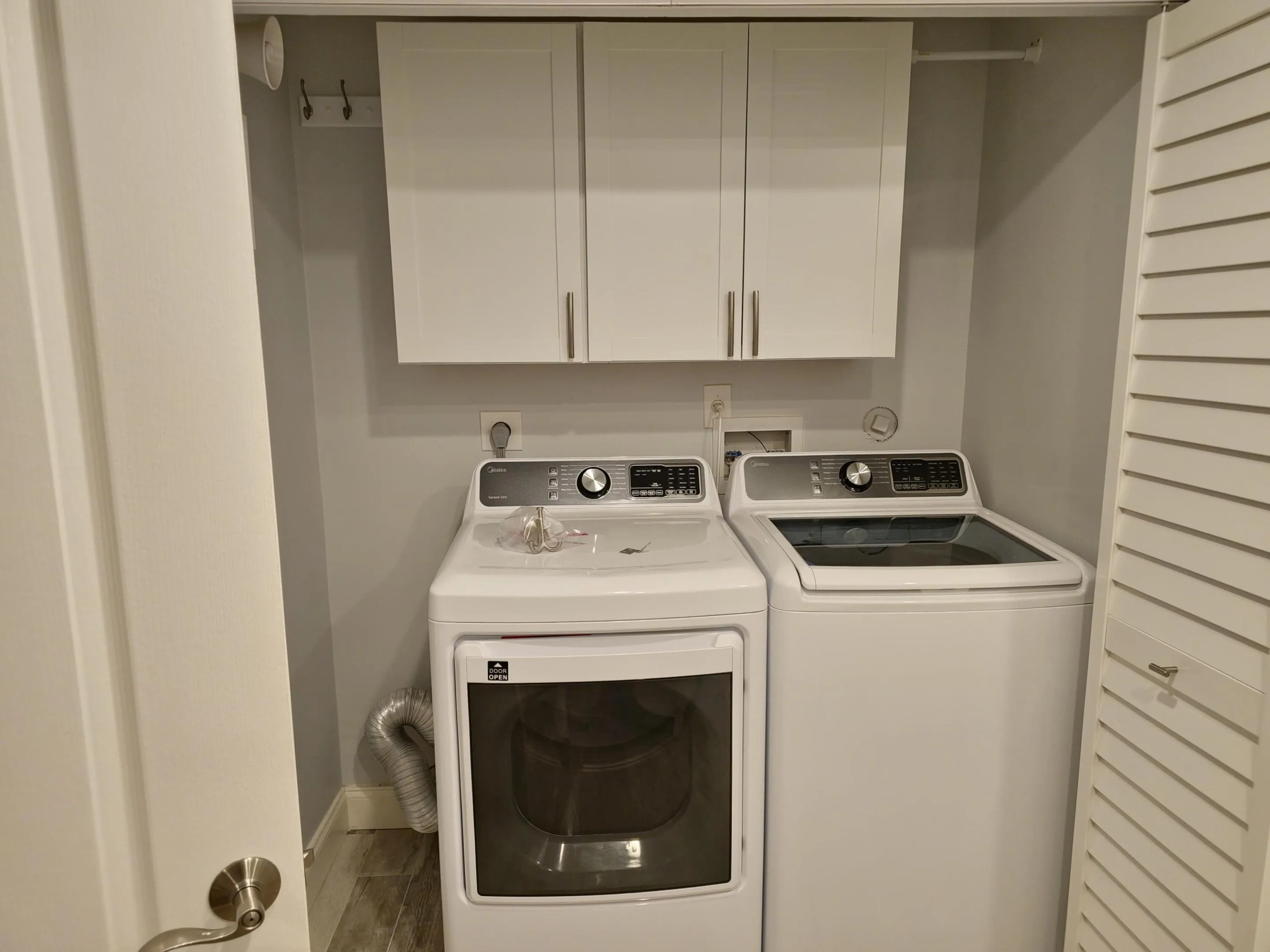 Full size w/d in laundry closet with additional storage