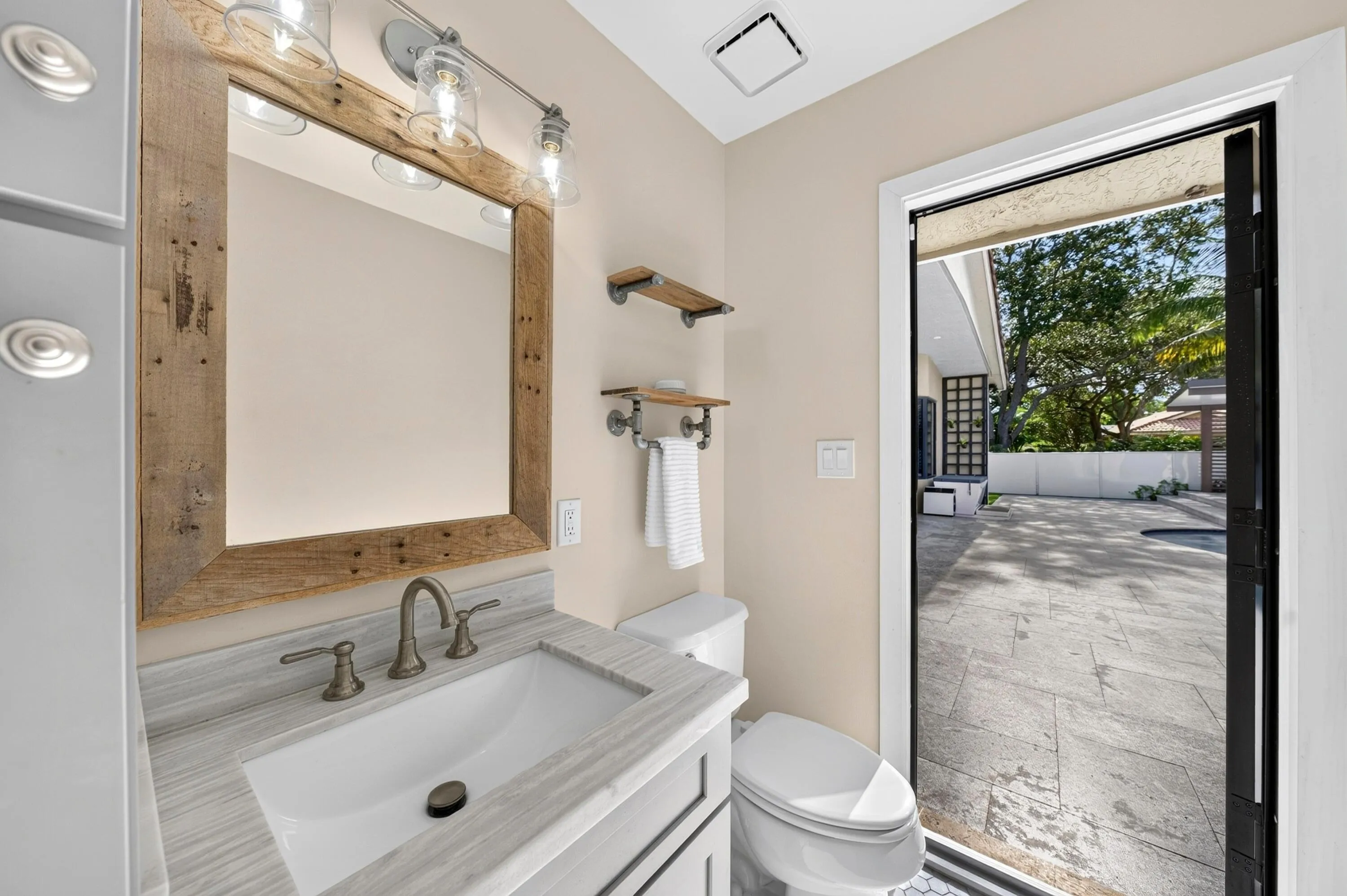 028-025-Powder Room-4000x2660