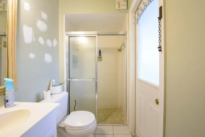 06- 1st Bathroom (1)