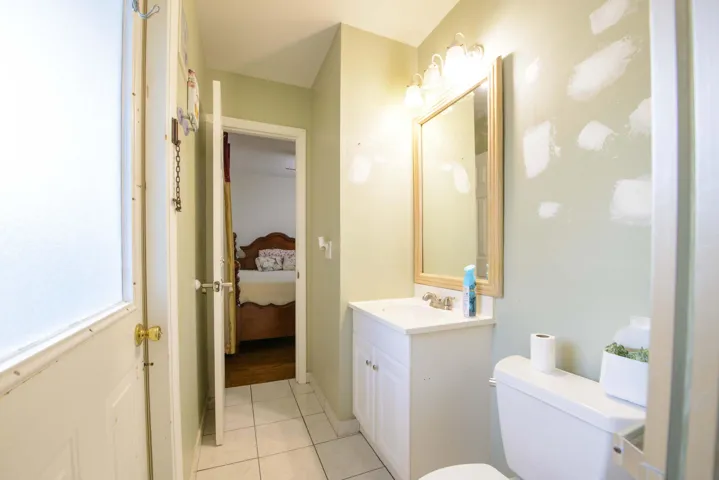 06- 1st Bathroom (3)