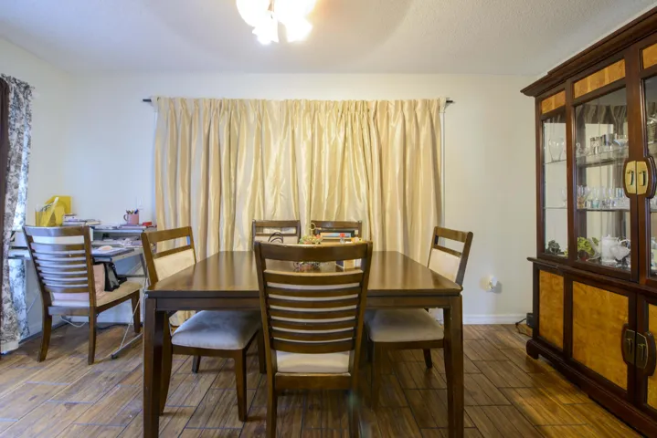 04- Dining Room (1)
