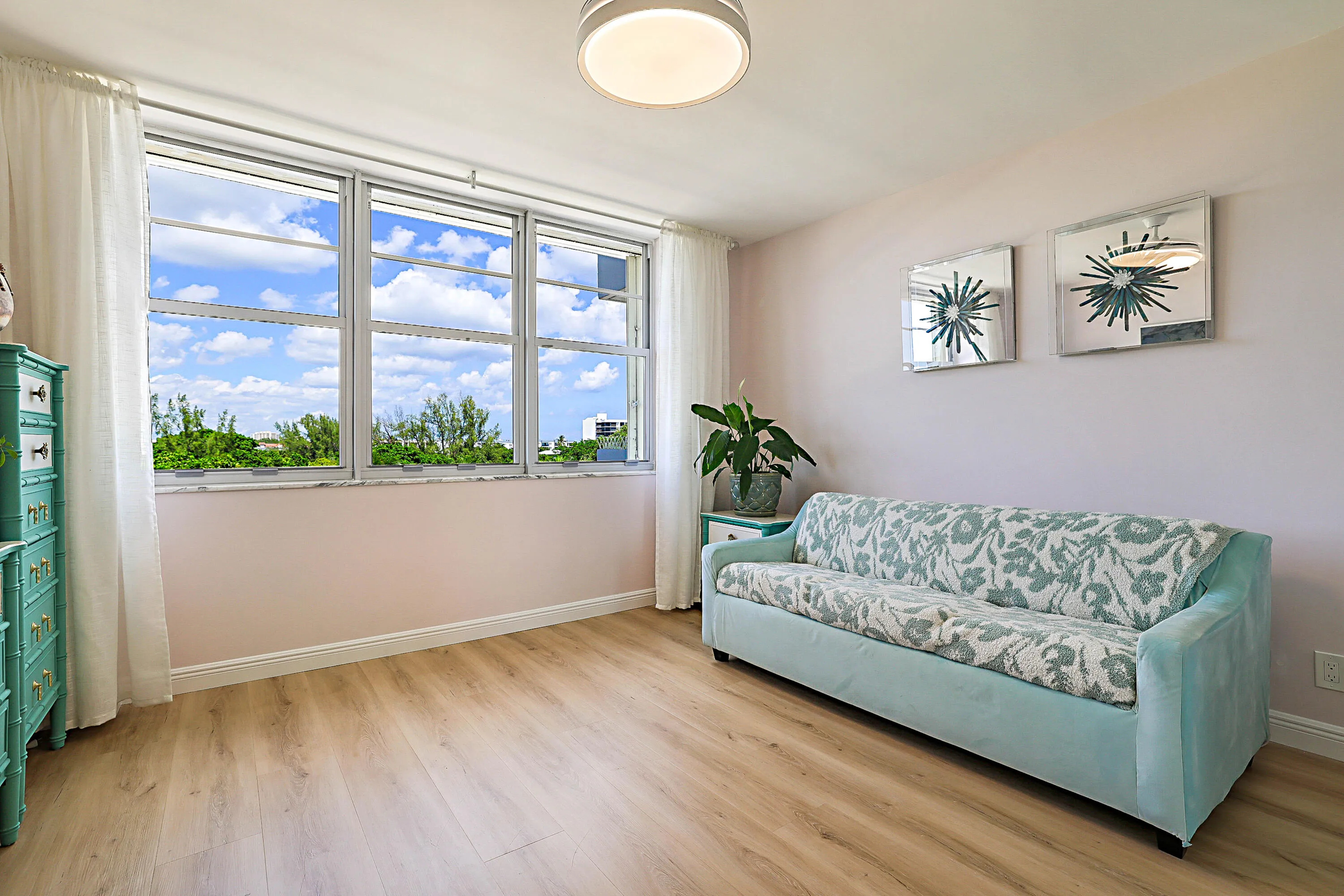 LARGE GUEST BEDROOM