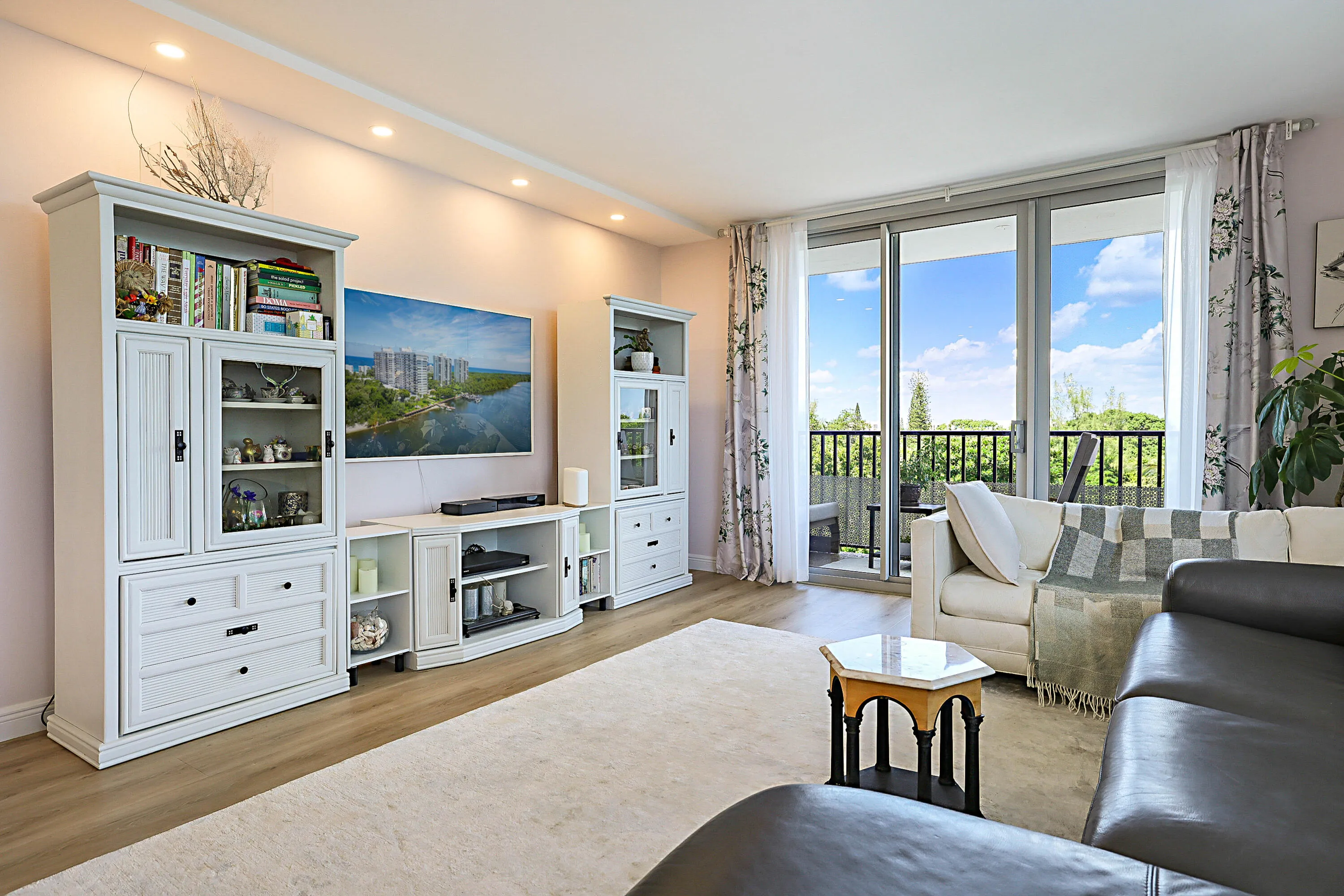 LARGE LIVING SPACE