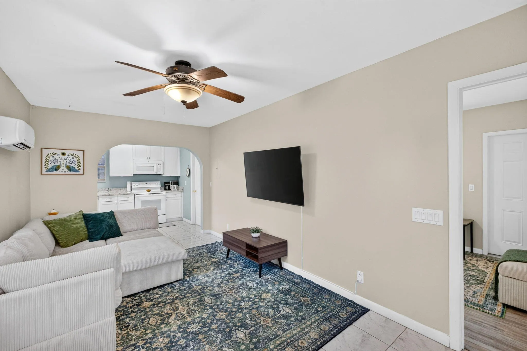 35 Guest House Living