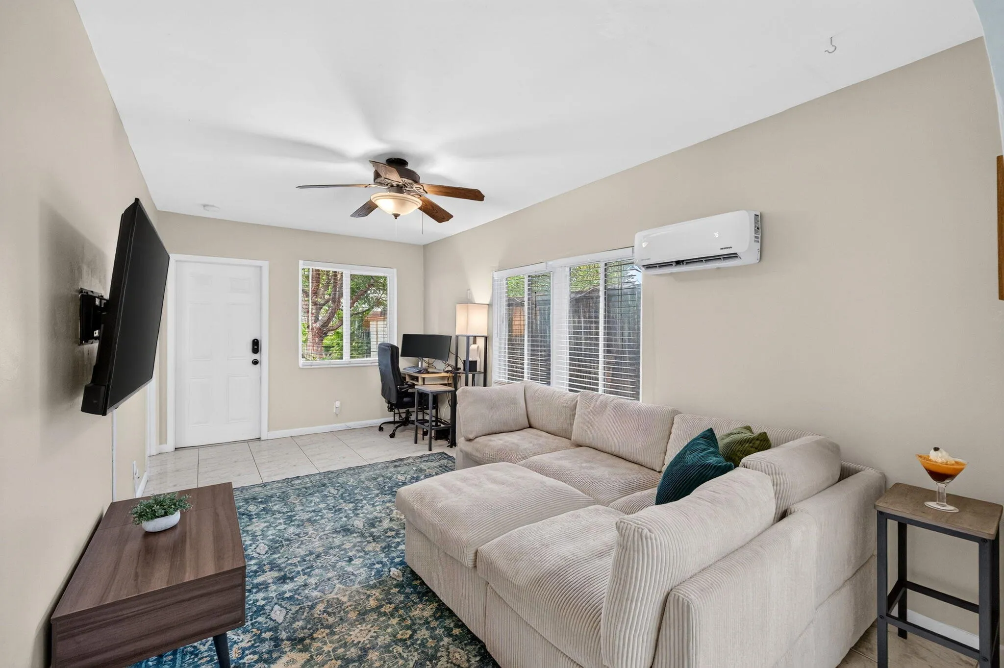 33 Guest House Living