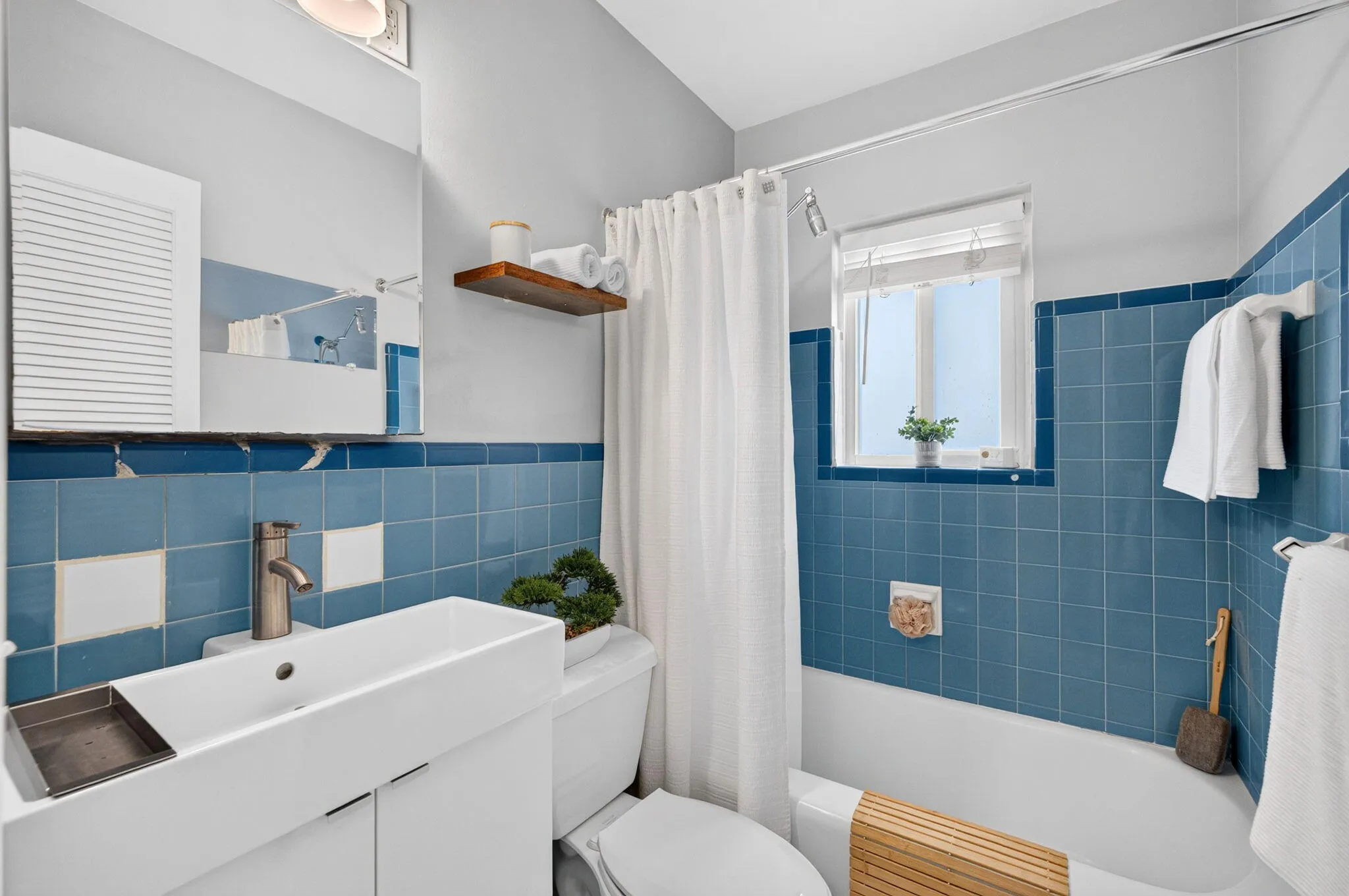 25 Main House Bathroom