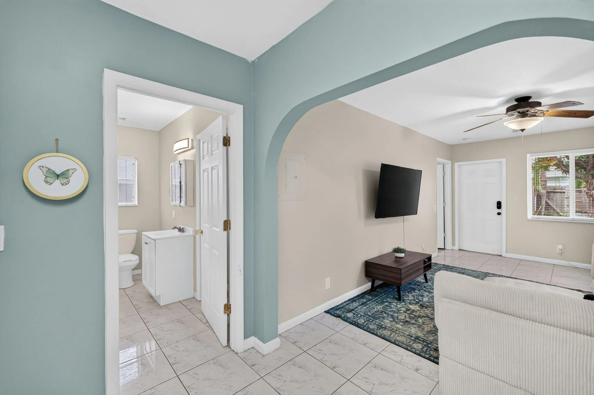40 Guest House Bath & Living
