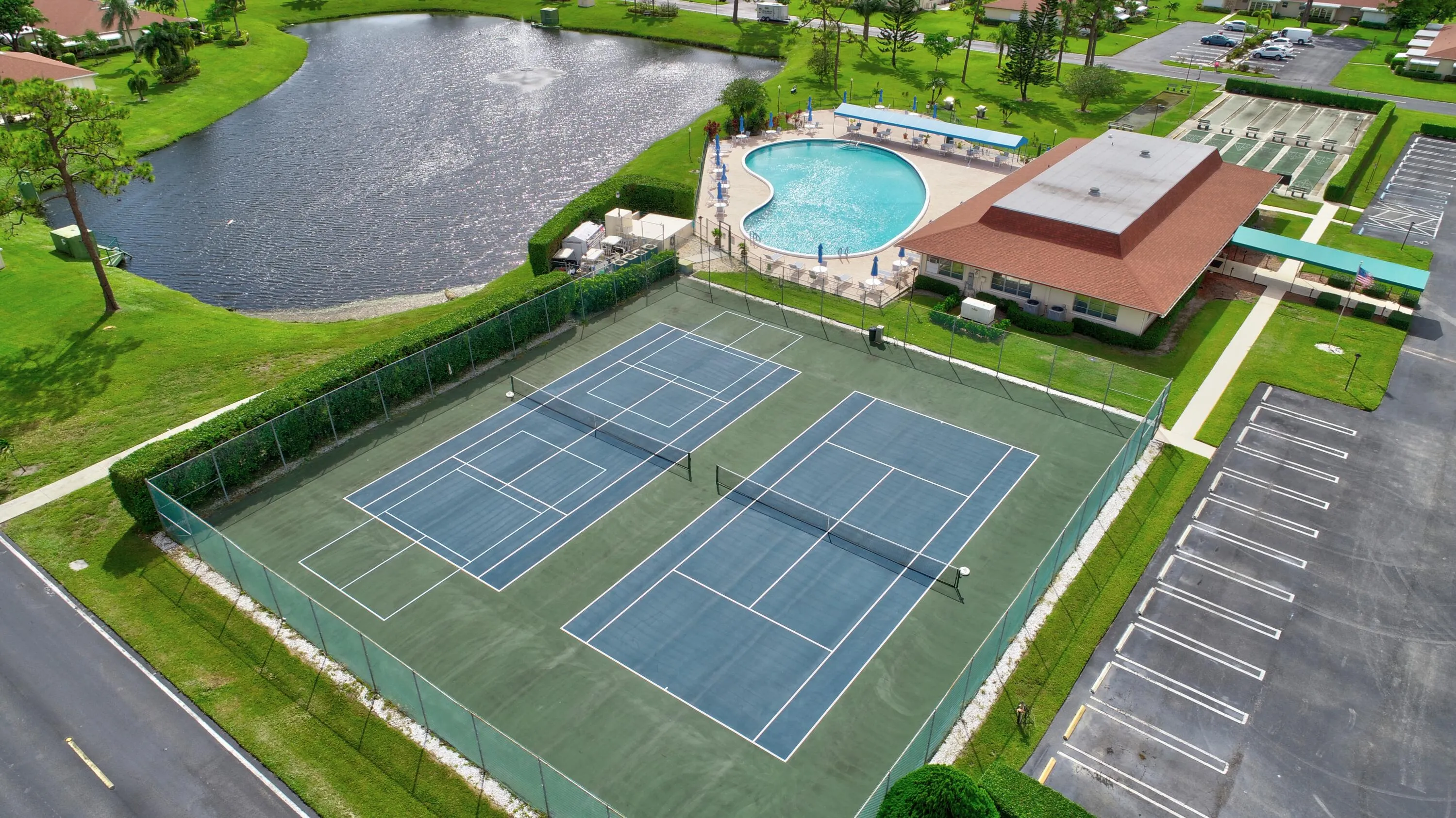 HP7 Tennis and areial view of the amenit