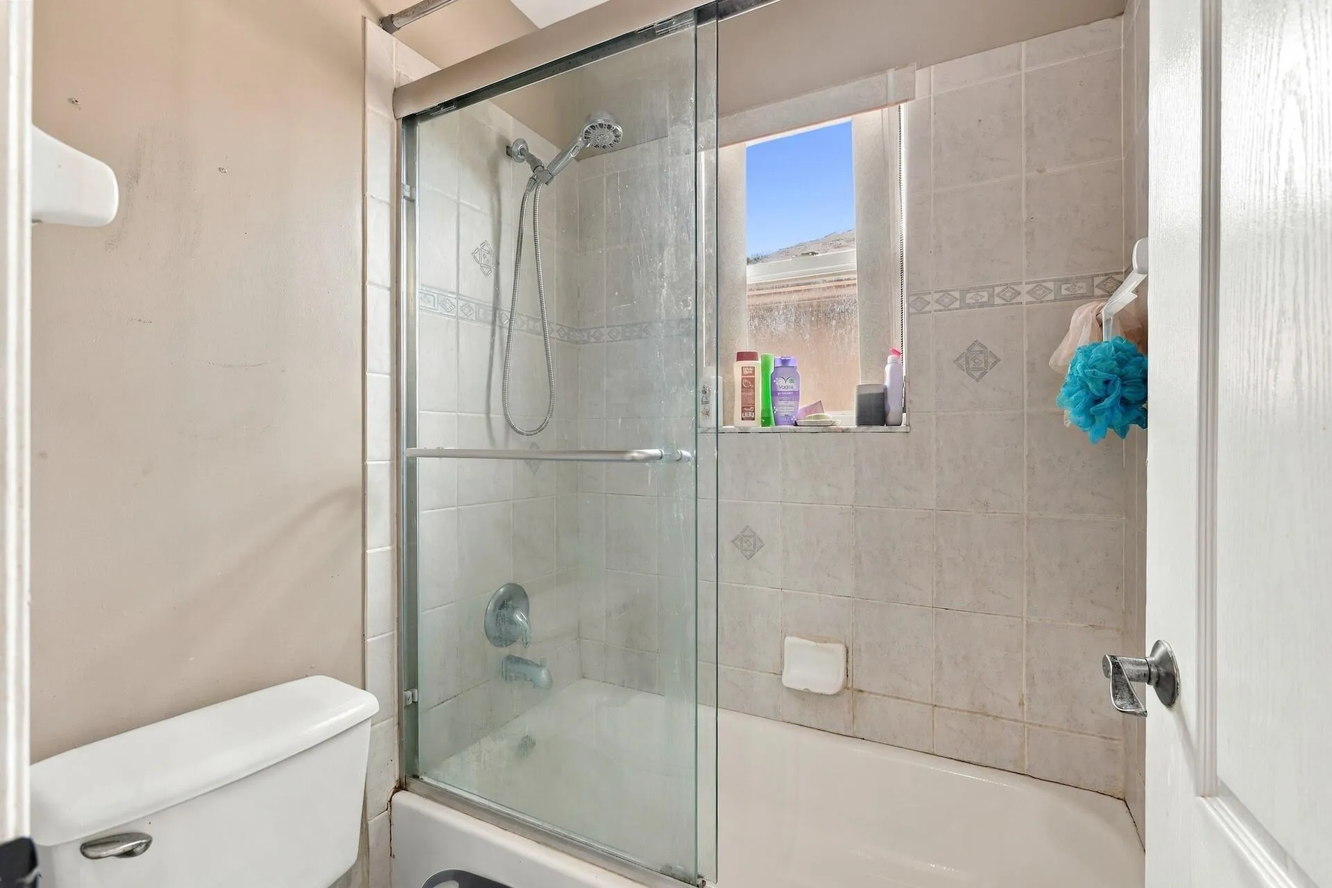 Upstairs Guest Bathroom (shower/tub)
