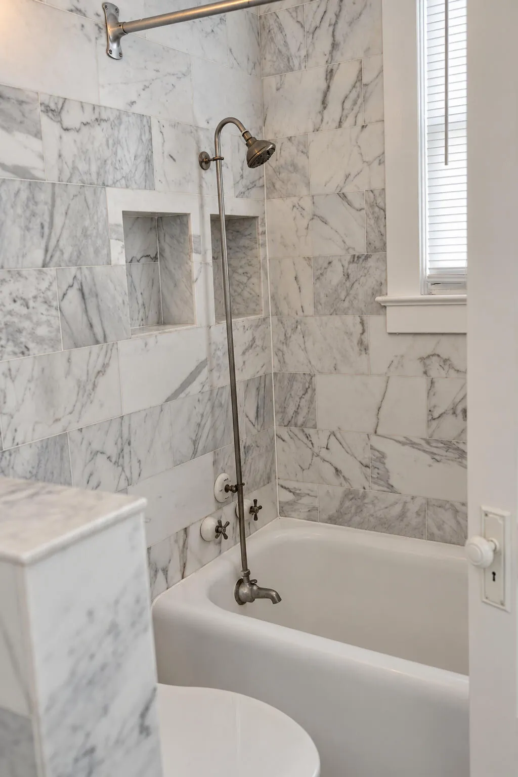 235GreenwoodDrive-Bathroom01-DSC07666