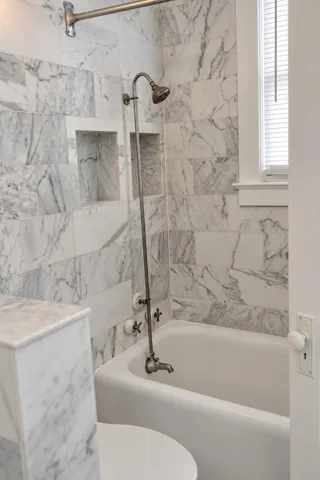 235GreenwoodDrive-Bathroom01-DSC07666