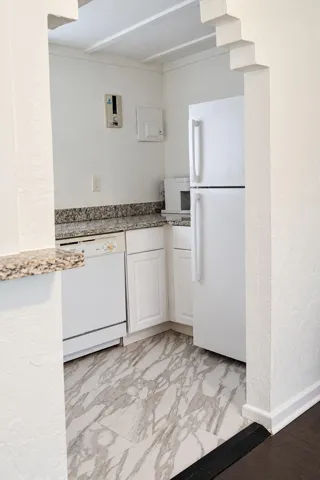 235GreenwoodDrive-Kitchen-DSC07693