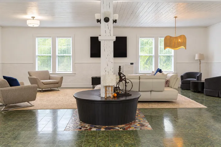 235GreenwoodDrive-LivingRoom02-DSC07685