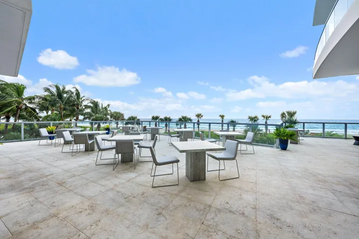 RESORT OUTDOOR DINING SPACE