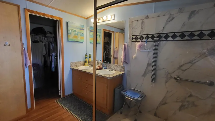 Primary Bathroom w/closet & Linen Closet