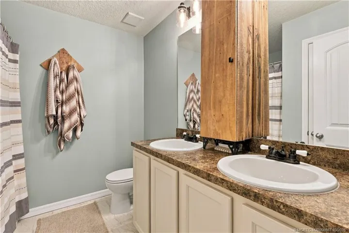 Primary bath with dual-sink vanity