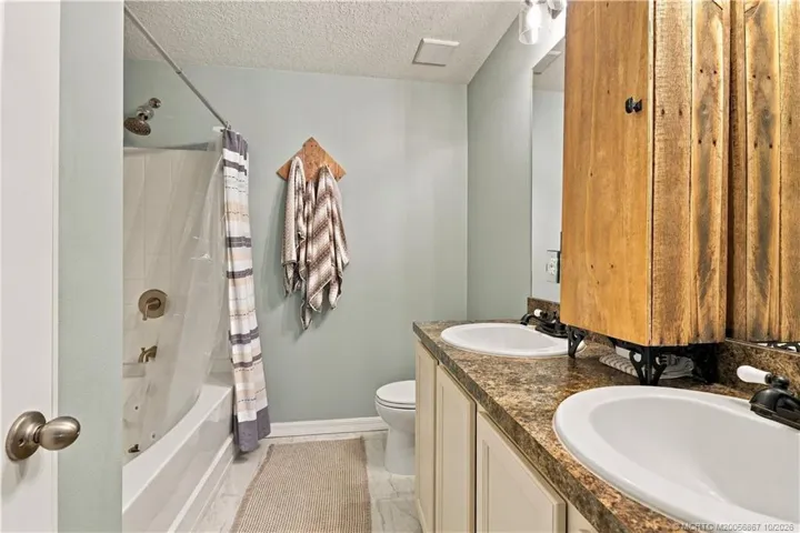 Primary bath with dual-sink vanity