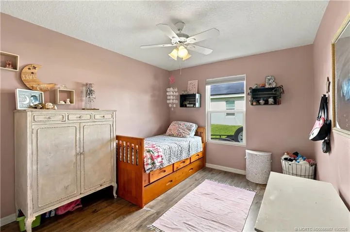Secondary bedroom with window natural light