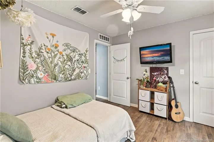 Secondary bedroom