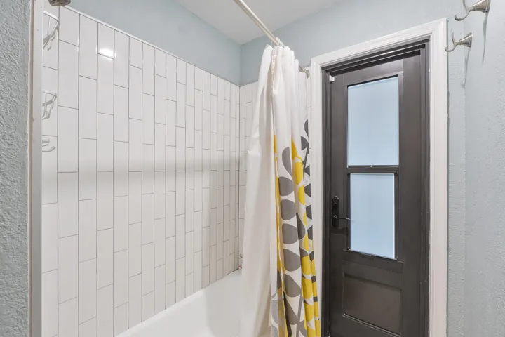 Second bathroom with access to the pool