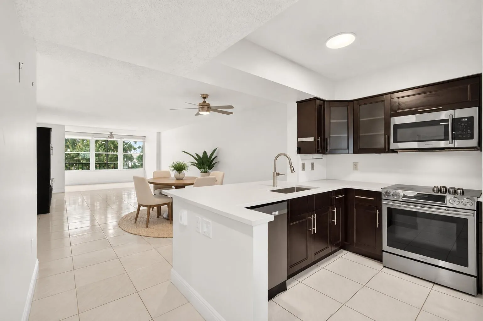 03_Open_Kitchen_Staged