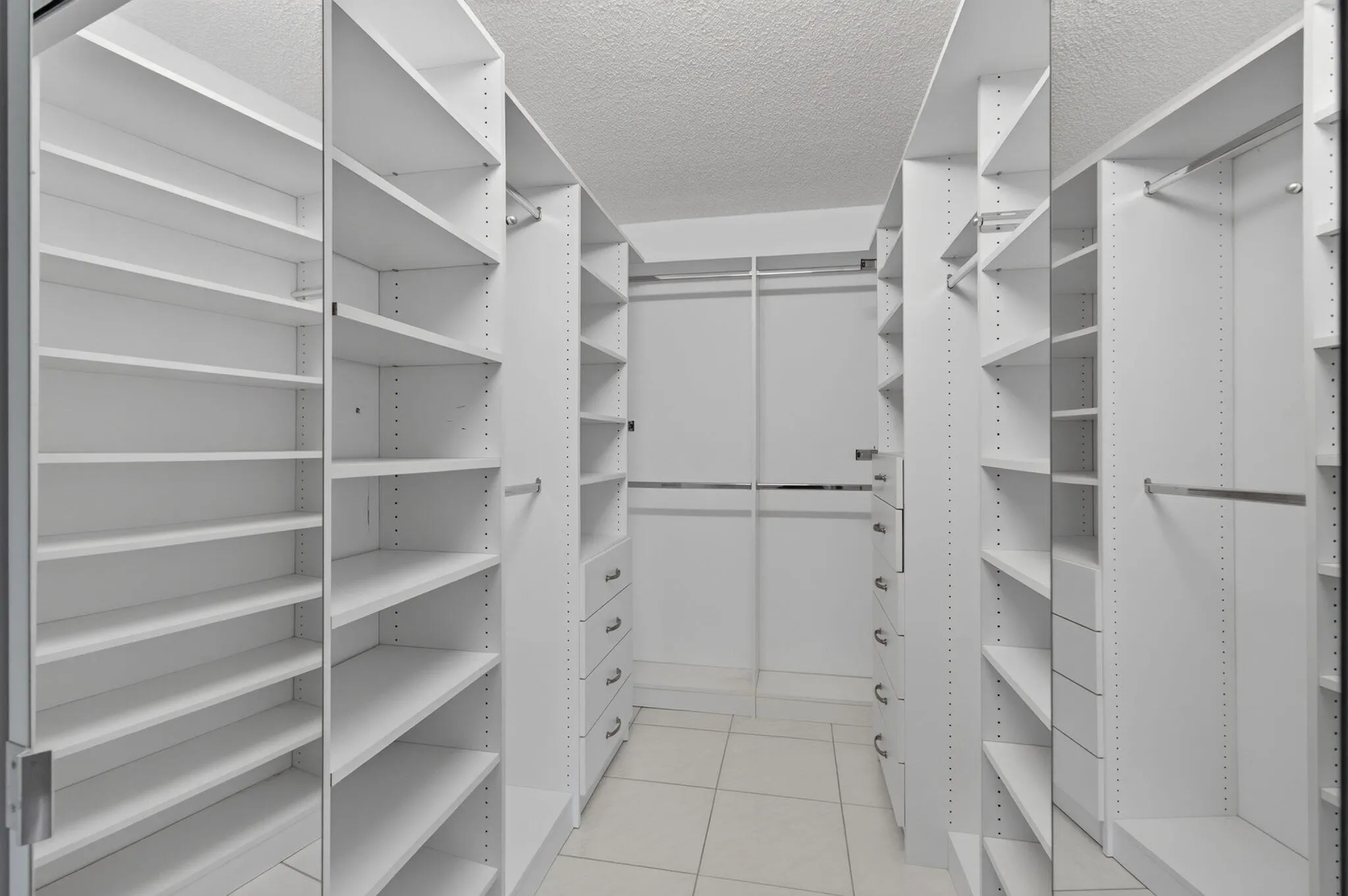 15_Walk_In_Closet