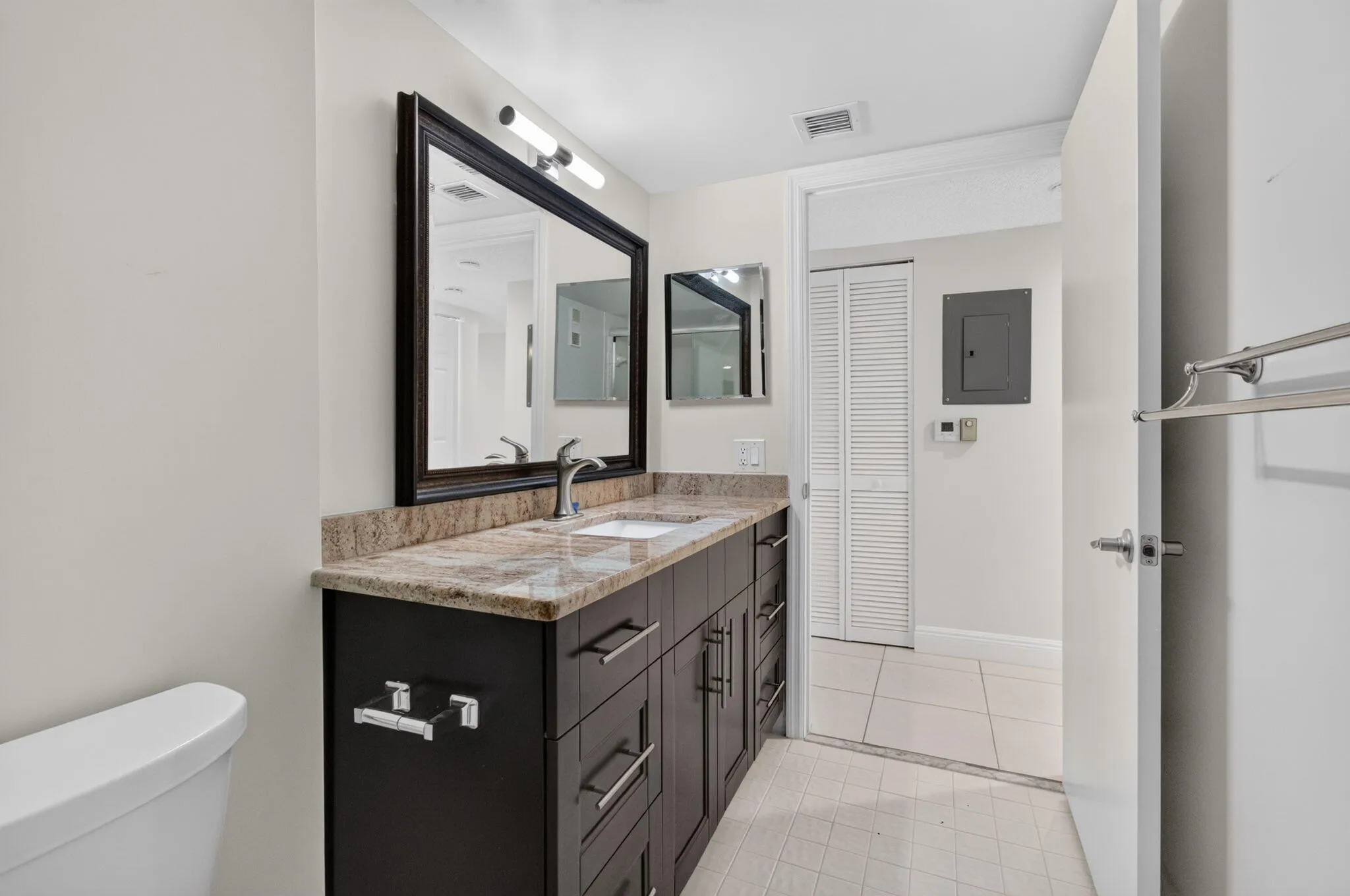 14_Guest_Bath_Alternate