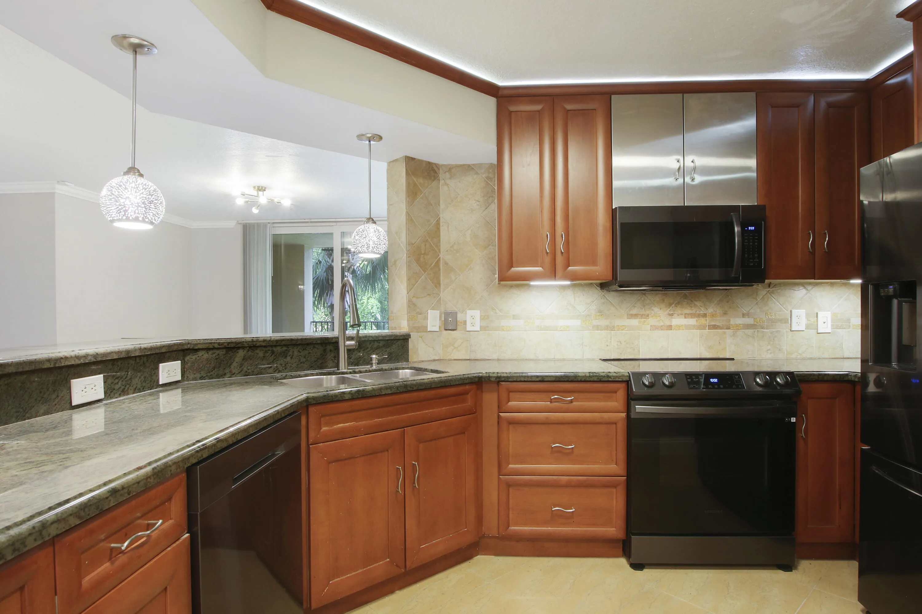 Kitchen looking to Living Rm