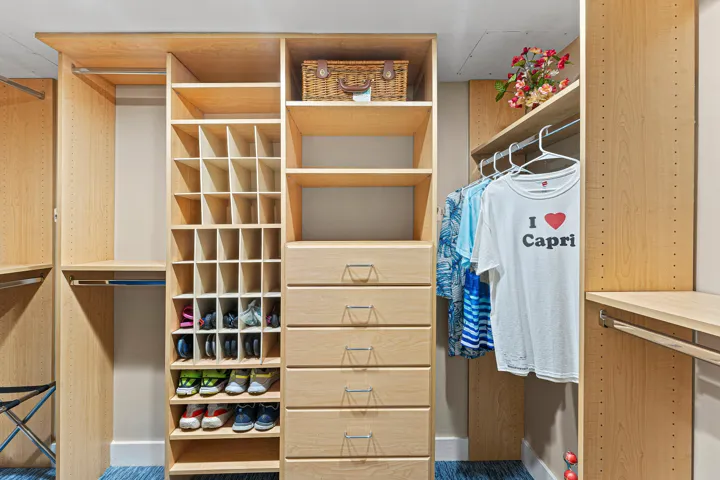 Walk - in Closet