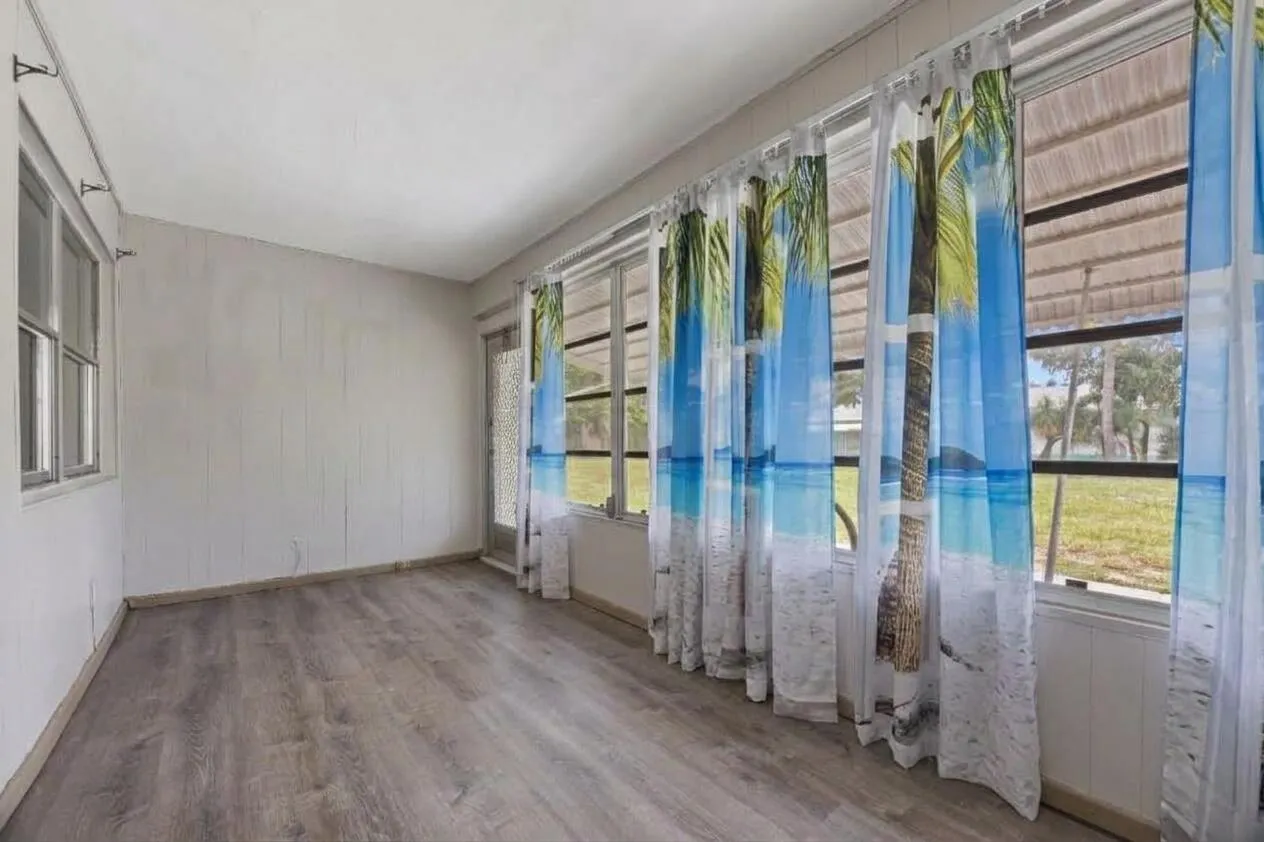 Extra space for an office, tv room or room for a guest