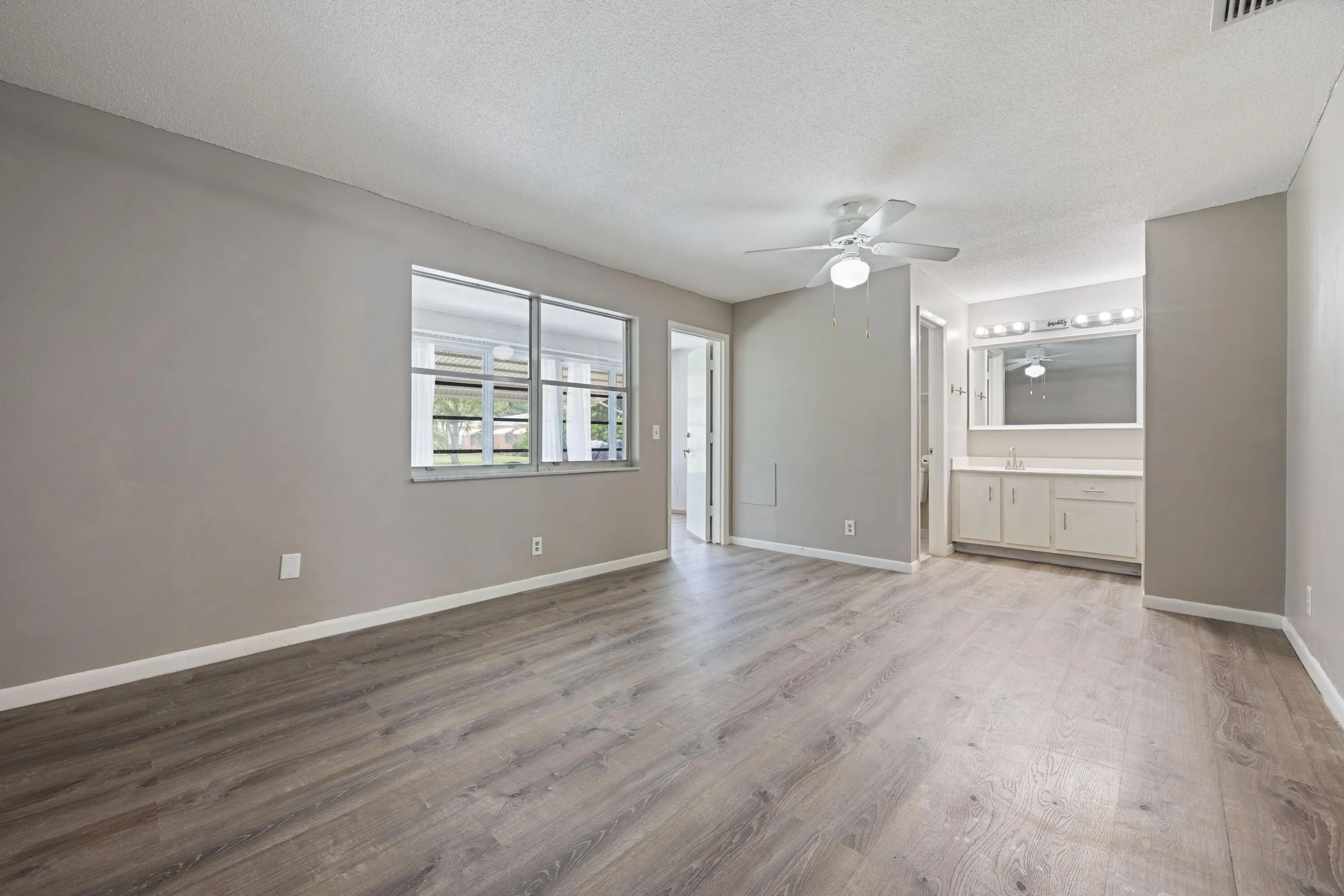 Spacious bedroom with 2 walk-in closets