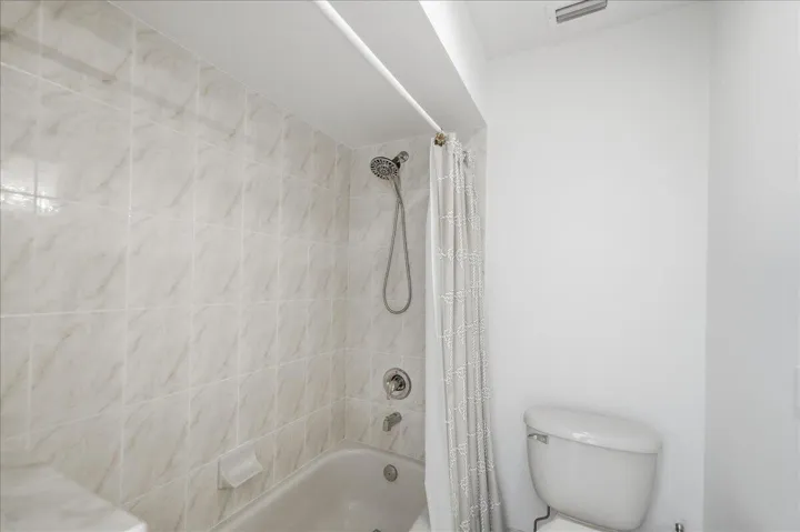 Bathroom 2 with entrance from lanai