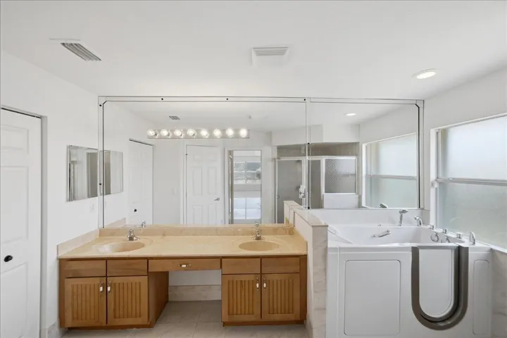 Primary en-suite