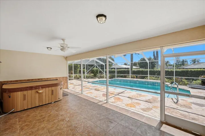 Hot tub, lanai, pool