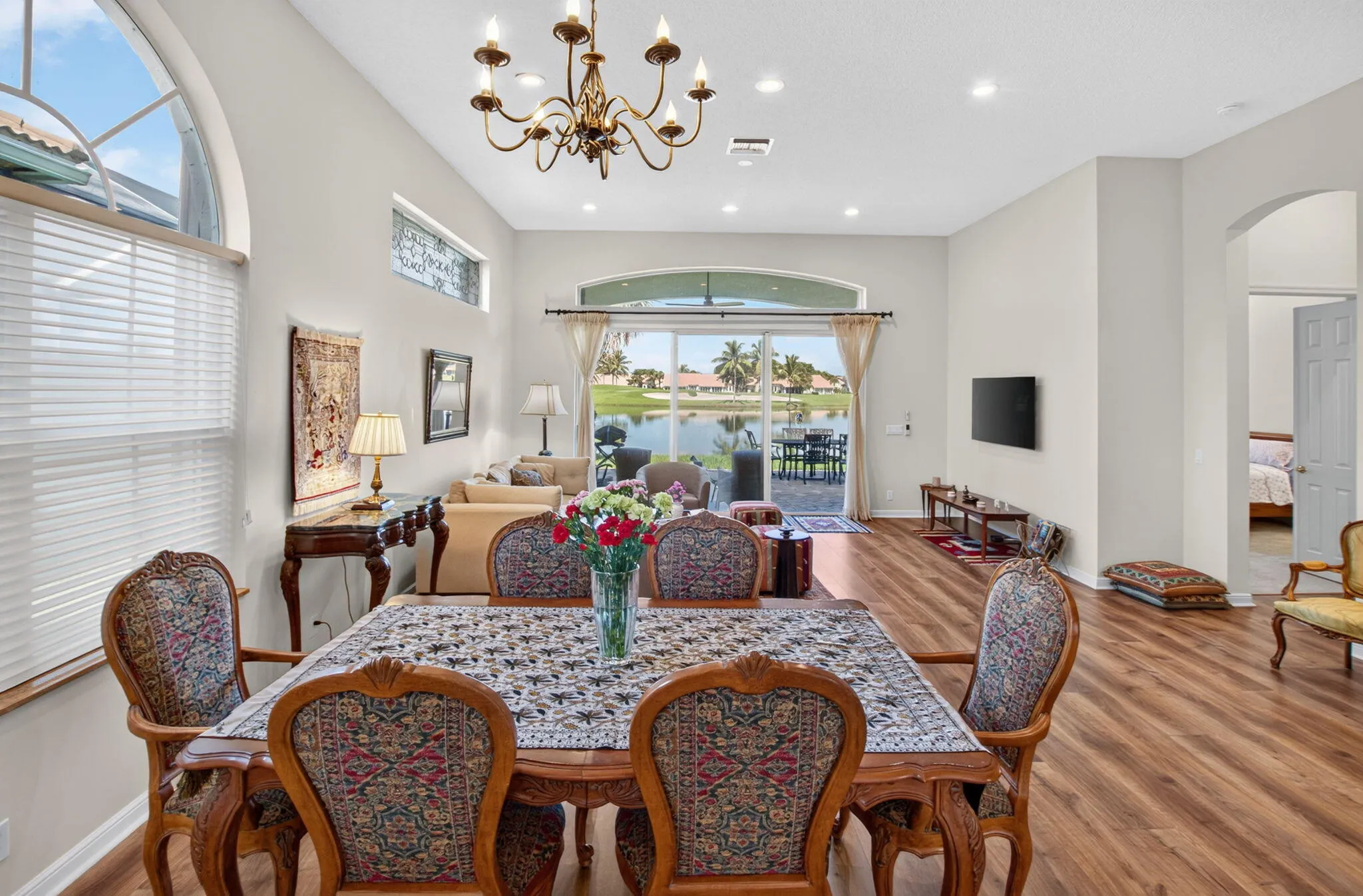 dining room alt view