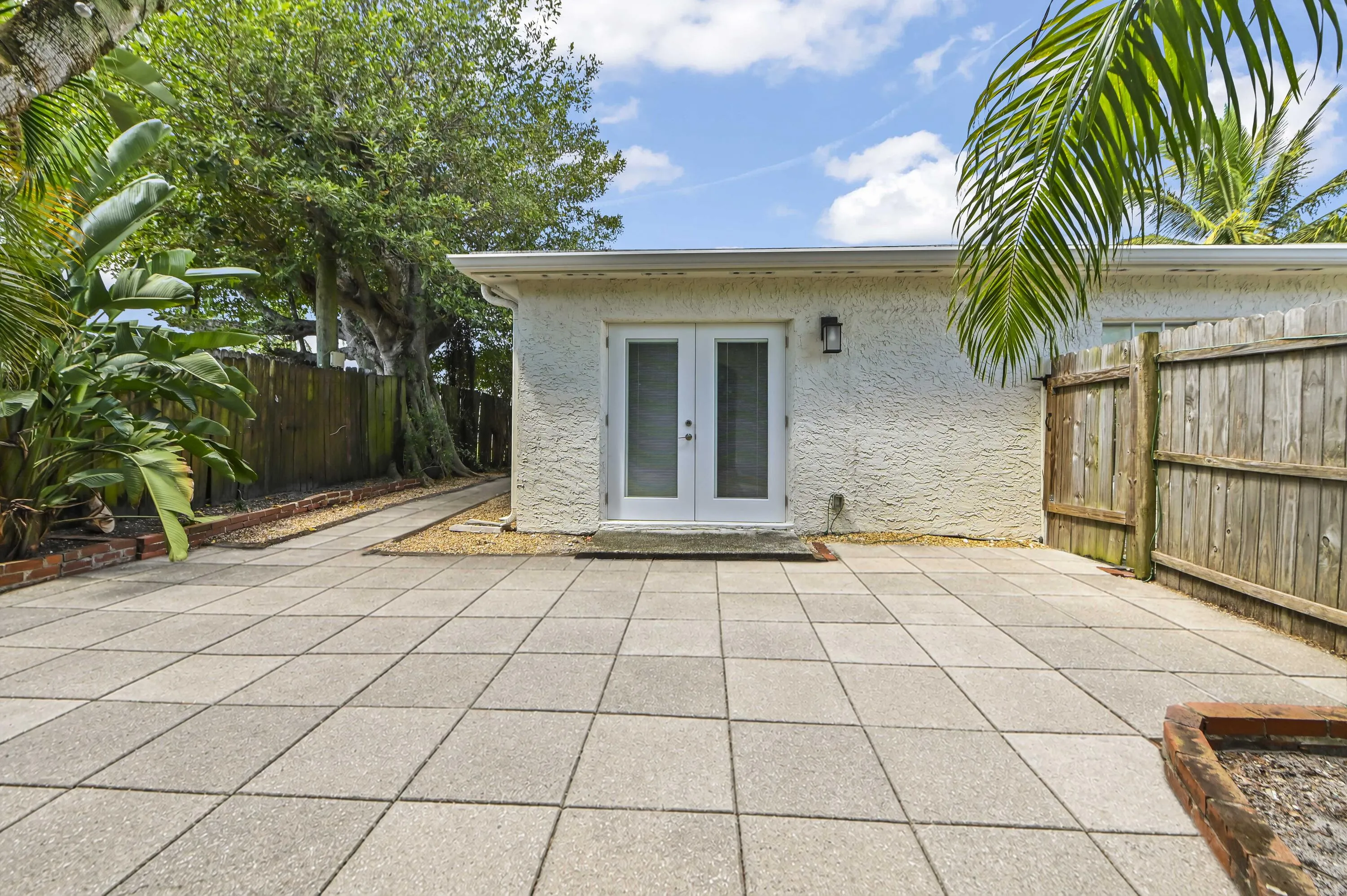 24 Backyard 02