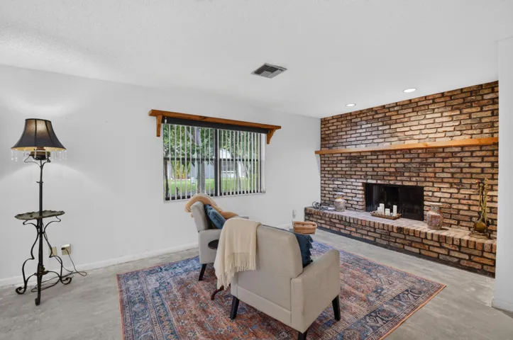 EXTENDED LIVING ROOM AREA