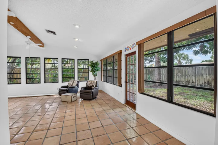 FLEXIBLE BONUS ROOM FOR FAMILY AREA/ OFFICE/DEN/GUEST ROOM