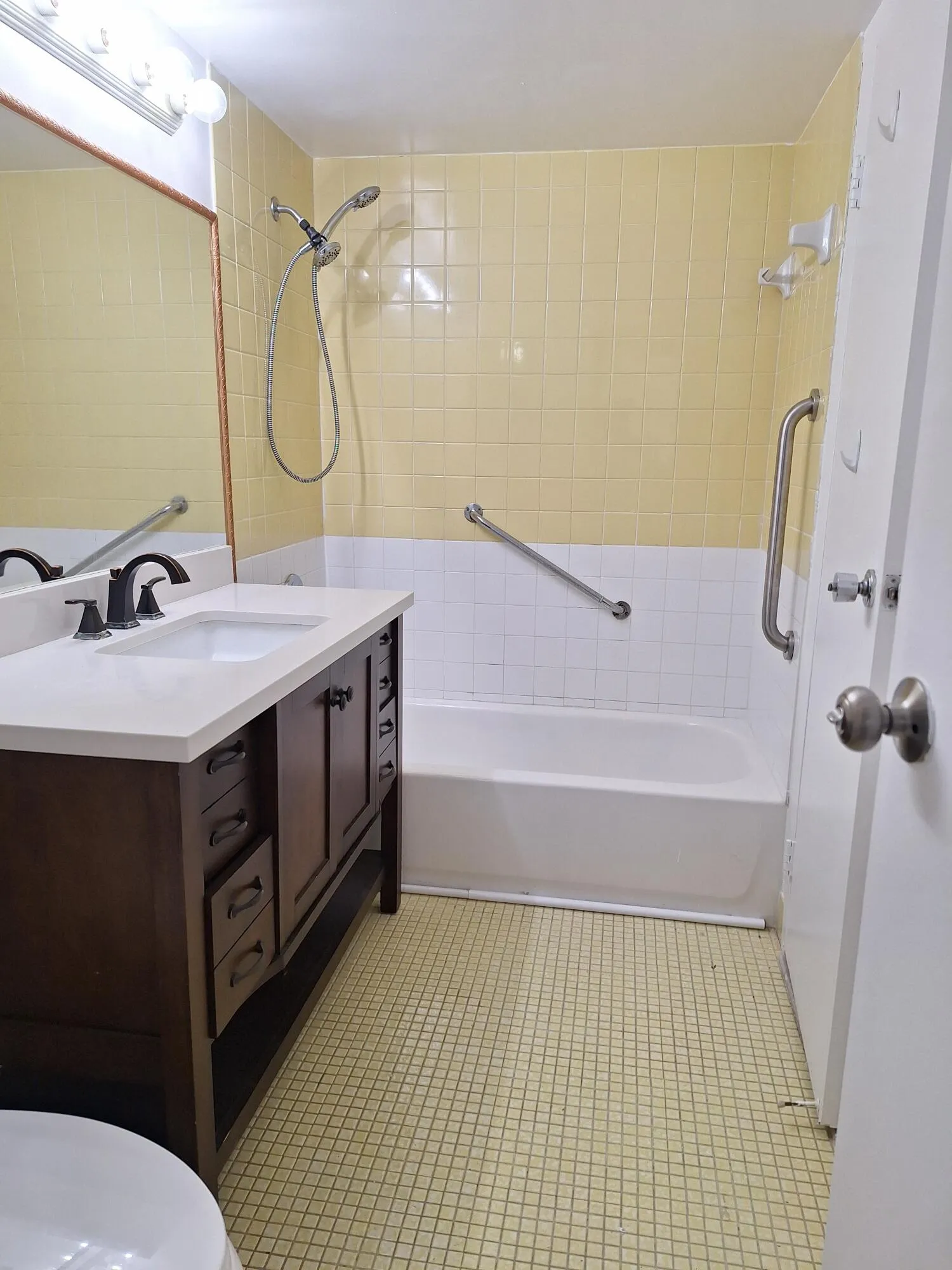 Bathroom with tub