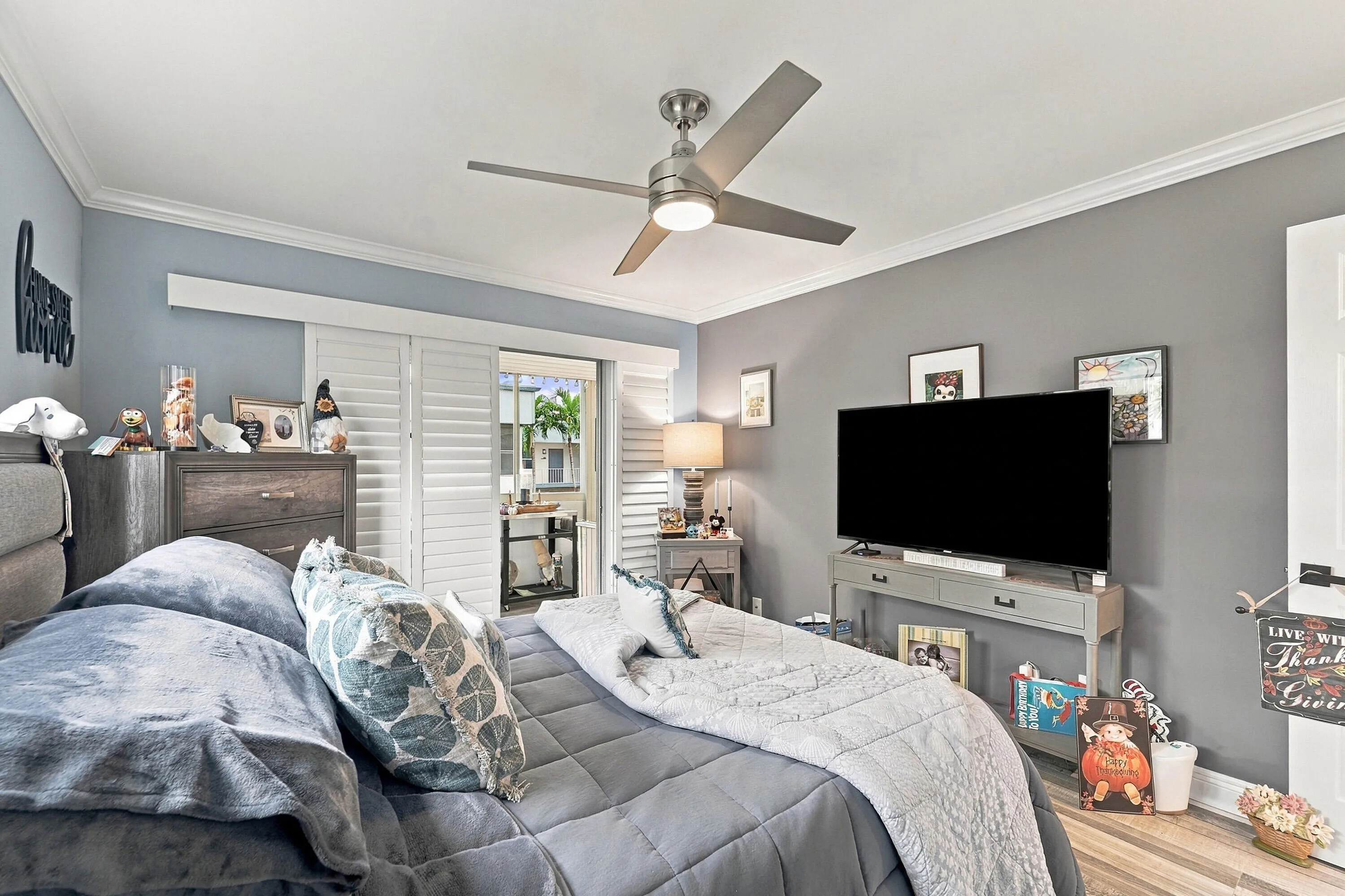 23_bedroom