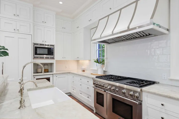 10 - Kitchen