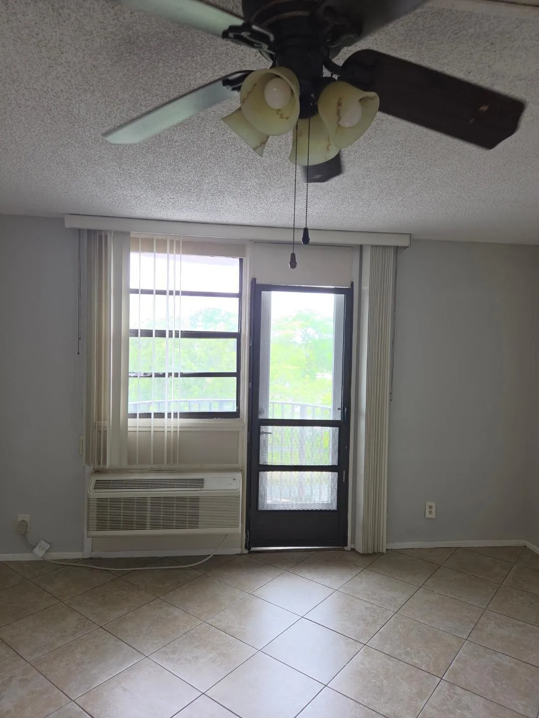 2701 RIVERSIDE 518 LIVINGROOM 1